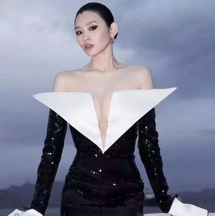 奚梦瑶回应怀孕传闻后，穿“三角裙”亮相戛纳，腹部成焦点！