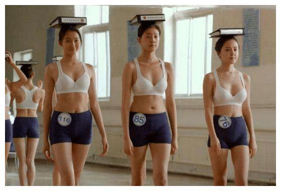 关晓彤身材到底有多Bug？看她穿泳装的样子，这谁能不稀罕！