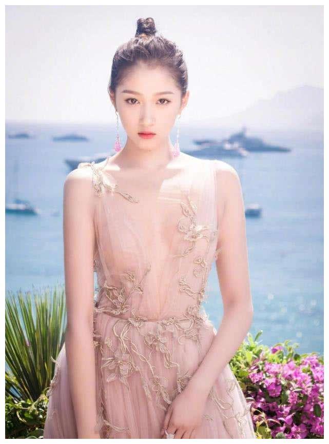 关晓彤身材到底有多Bug？看她穿泳装的样子，这谁能不稀罕！