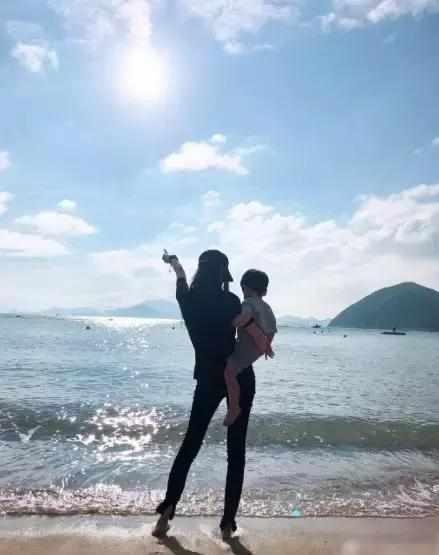 Angelababy带2岁儿子小海绵出游被偶遇，一家同行惹人羡慕