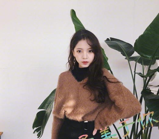 秋冬流行长发微卷发型图片,长发微卷温暖治愈又显气质