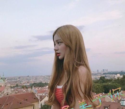 秋冬流行长发微卷发型图片,长发微卷温暖治愈又显气质