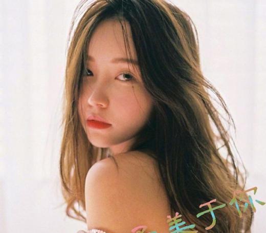 秋冬流行长发微卷发型图片,长发微卷温暖治愈又显气质