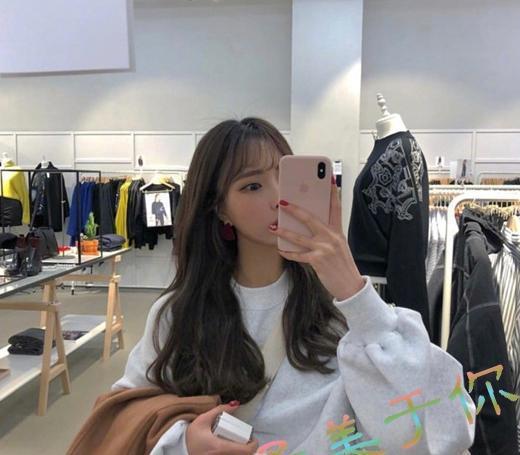 秋冬流行长发微卷发型图片,长发微卷温暖治愈又显气质