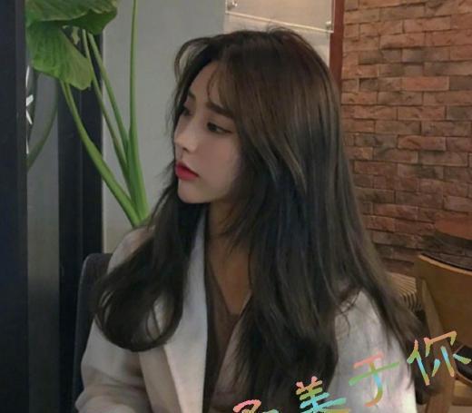 秋冬流行长发微卷发型图片,长发微卷温暖治愈又显气质