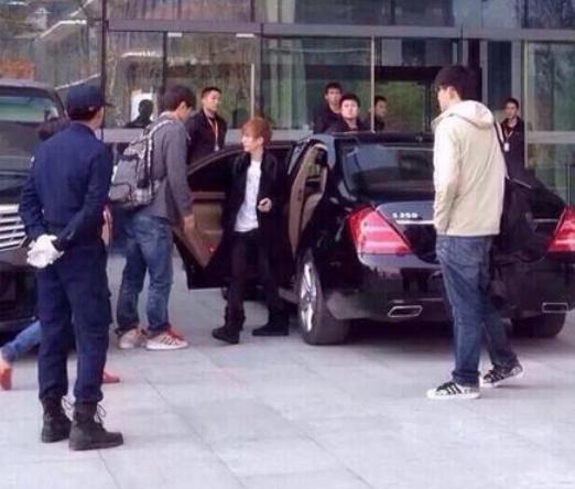 郭敬明“最想删掉”的8张照片, 女星们看他的眼神“太伤人”!