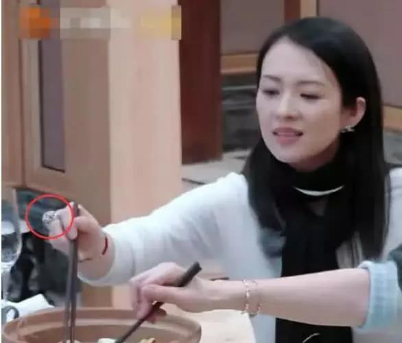 章子怡戴“樱花”戒指，本以为是大钻戒，没想到竟是这个！