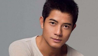 ​郭富城再次尝试新发型，比比鸟发型加上半月铲青，显得更年轻了