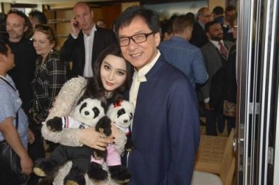 ​64岁成龙又摊上大事了, 与范冰冰私密照流出, 城里人真会玩