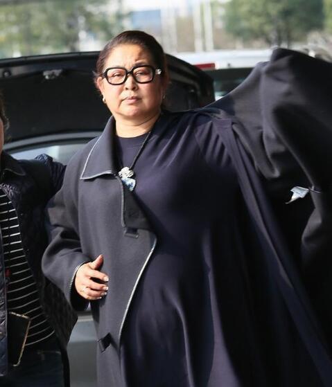 60岁倪萍近照曝光，减肥成功后气质涨10倍，网友：皱纹也美