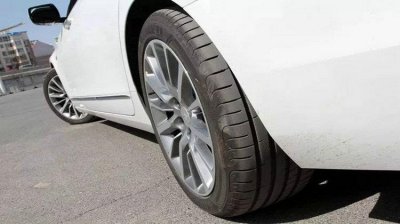 ​汽车后轮跑起来左右摆动什么原因