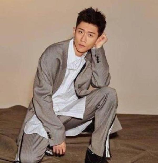 论张一山发型的各种样式,这次的发型更受粉丝喜爱