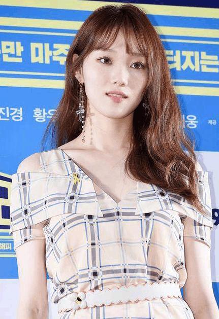 韩国女星李圣经, 身高亮了! 网友: 有颜值有高度
