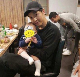 ​宋仲基抱娃, 原来娃不是亲生的