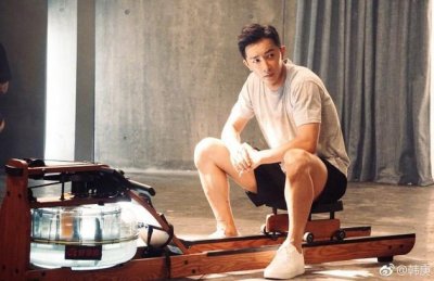 ​韩庚晒健身照身材健硕有料 肌肉长腿帅气逼人