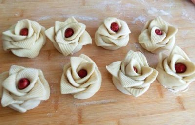 ​快过年了，分享几款简单又漂亮的枣花馒头，留着年根做馒头