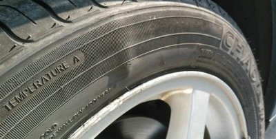 ​奔驰轮胎鼓包了还能继续开吗