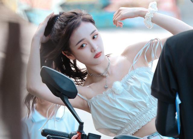 《完美的夏天》官宣，看到吴宣仪金子涵的泳装照，粉丝喊话快点播