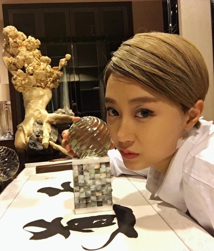 《乡村爱情》中扮演刘英的演员一点都不土，而且漂亮有气质