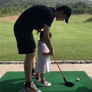 ​董子健晒妻女合照，孙怡却在评论区吐槽：照片我没有审核过！