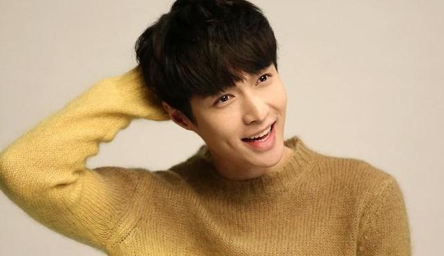 张艺兴吊唁金钟铉，钟铉前女友也现身了灵堂？