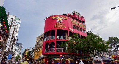 ​范五老街是老五街及周边的几条路组成的一个区域，是背包客的天堂