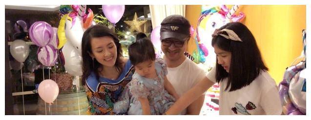 章子怡晒女儿生日派对，网友：我女儿蛋糕50块，章子怡回复被赞