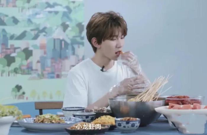 王源最爱吃的不是重庆火锅，而是它，看王源的脸，网友劝他不要吃