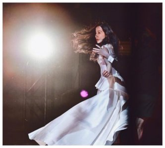 ​韩雪带病演出仍受质疑，只因演出前诚实告知会全程“假唱”