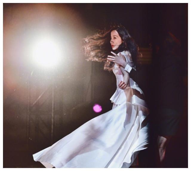 韩雪带病演出仍受质疑，只因演出前诚实告知会全程“假唱”