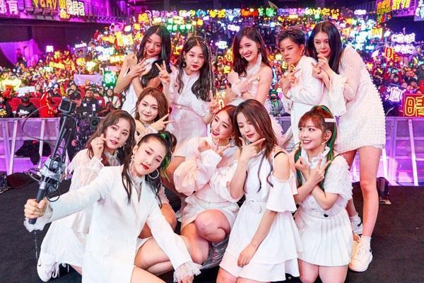 火箭少女年龄相差10岁，孟美岐的C位换人了？粉丝发声：凭什么