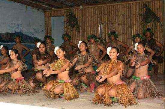 原始部落女野人“开放”习俗,女孩能一妻多夫,丈夫没有固定妻子