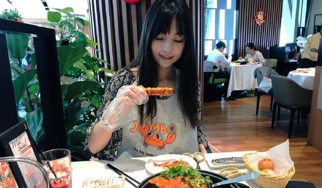 最美围棋女神“黑嘉嘉”,中澳混血肤白貌美,23岁就成职业七段