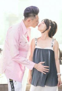 ​张嘉倪全家福，老公买超身高192的大长腿