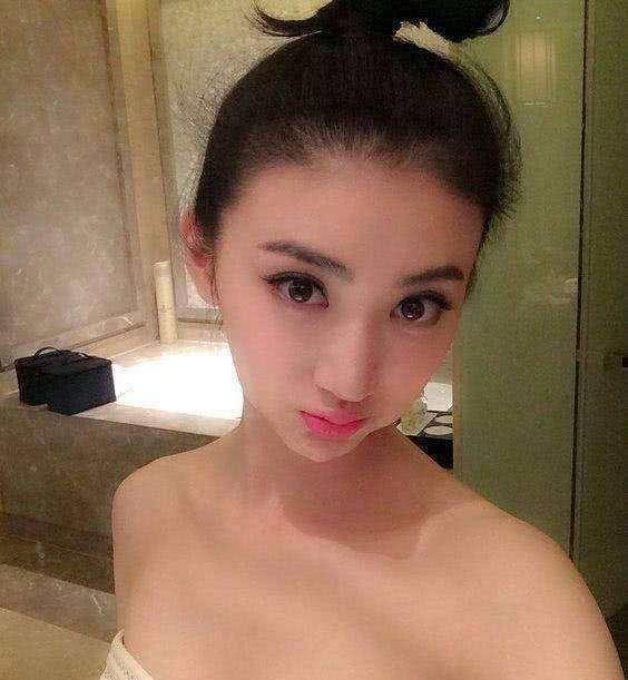 景甜微博晒出浴照，却被发现早已与张继科同居