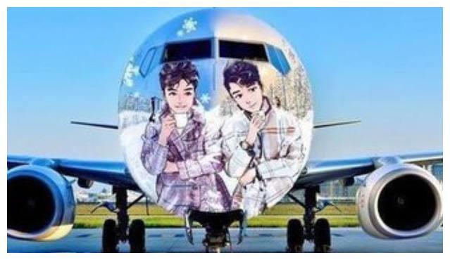 娱乐圈有种感情叫胡歌与霍建华,连飞机都印上他们的漫画版合照