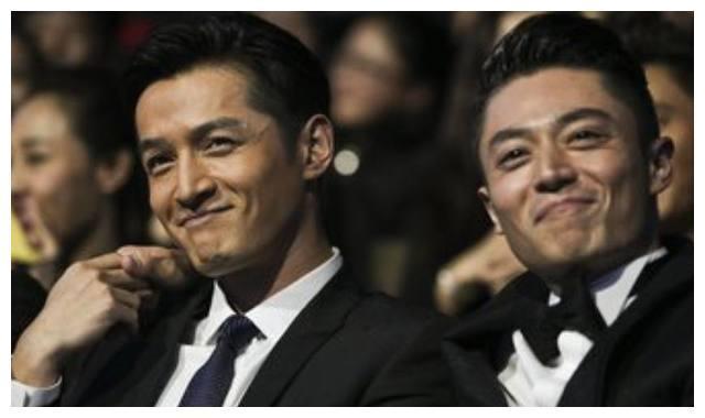 娱乐圈有种感情叫胡歌与霍建华,连飞机都印上他们的漫画版合照