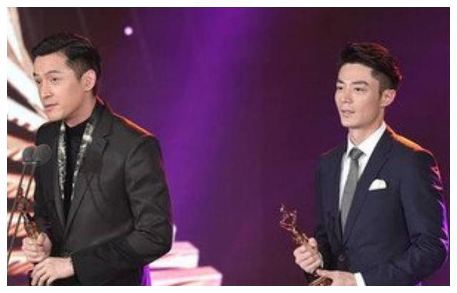 娱乐圈有种感情叫胡歌与霍建华,连飞机都印上他们的漫画版合照