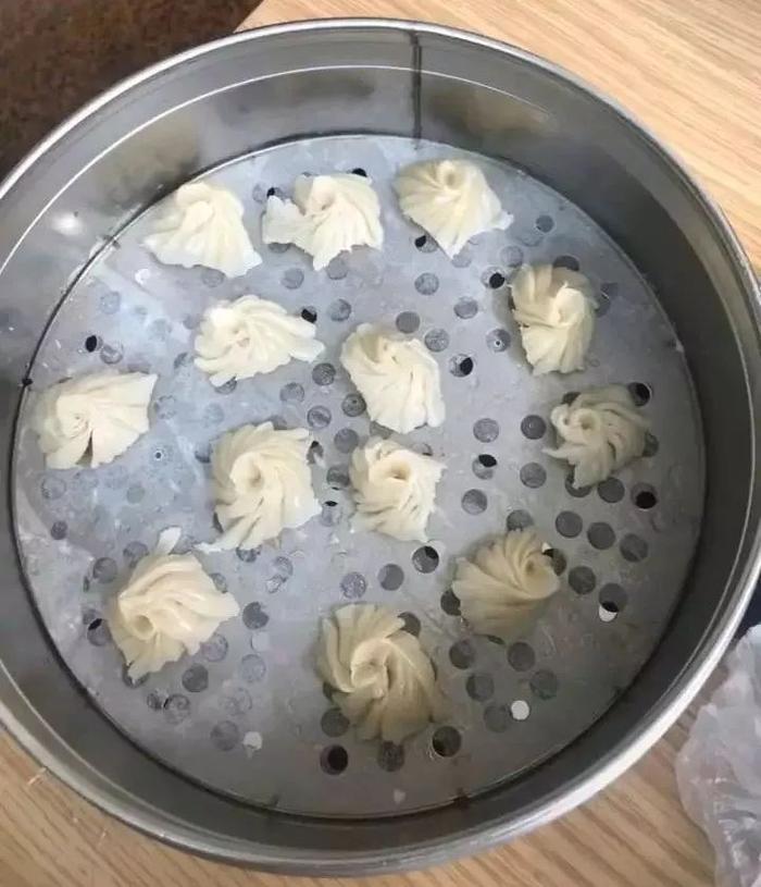 刘昊然这是在广场上流鼻涕了吗?也太不注意形象了哈哈哈哈!