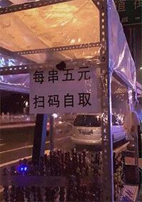 刘昊然这是在广场上流鼻涕了吗?也太不注意形象了哈哈哈哈!