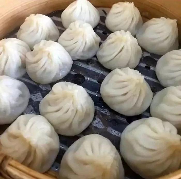 刘昊然这是在广场上流鼻涕了吗?也太不注意形象了哈哈哈哈!