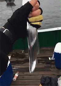 刘昊然这是在广场上流鼻涕了吗?也太不注意形象了哈哈哈哈!