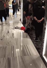 刘昊然这是在广场上流鼻涕了吗?也太不注意形象了哈哈哈哈!