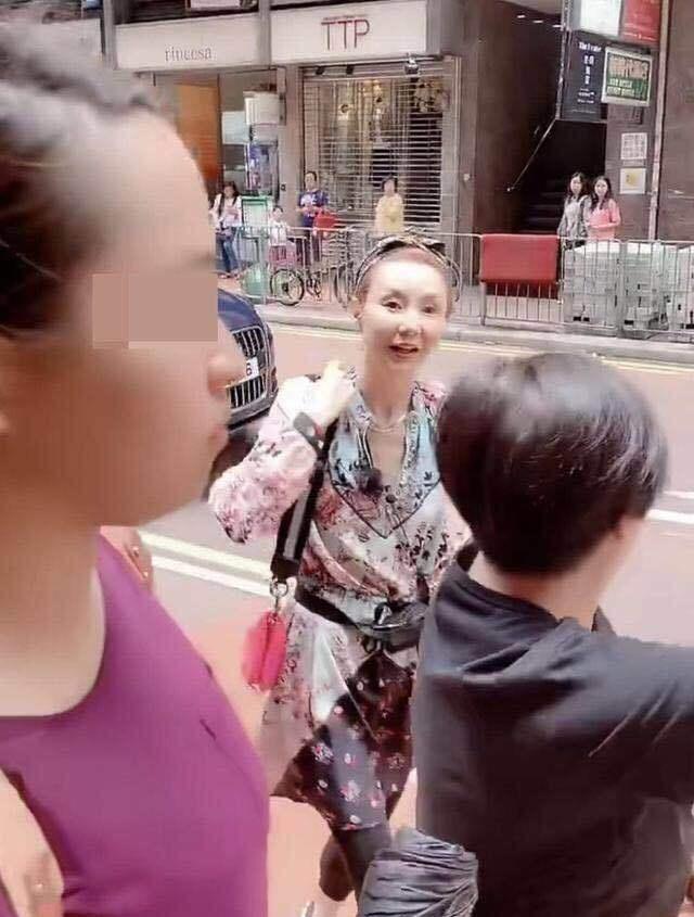 54岁张曼玉近照曝光,瘦成纸片人,网友:真是差点认不出来