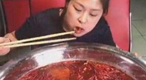百万网红扬言要吃“最辣”的面,刚吃完两口,观众们就坐不住了