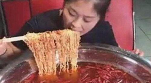 百万网红扬言要吃“最辣”的面,刚吃完两口,观众们就坐不住了