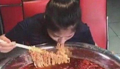 百万网红扬言要吃“最辣”的面,刚吃完两口,观众们就坐不住了