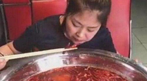 百万网红扬言要吃“最辣”的面,刚吃完两口,观众们就坐不住了