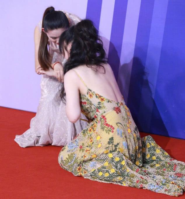 柳岩红毯意外摔倒,这不是她第一次摔了,最牛一次摔倒还不忘撩裙