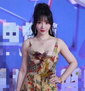 ​柳岩红毯意外摔倒，这不是她第一次摔了，最牛一次摔倒还不忘撩裙